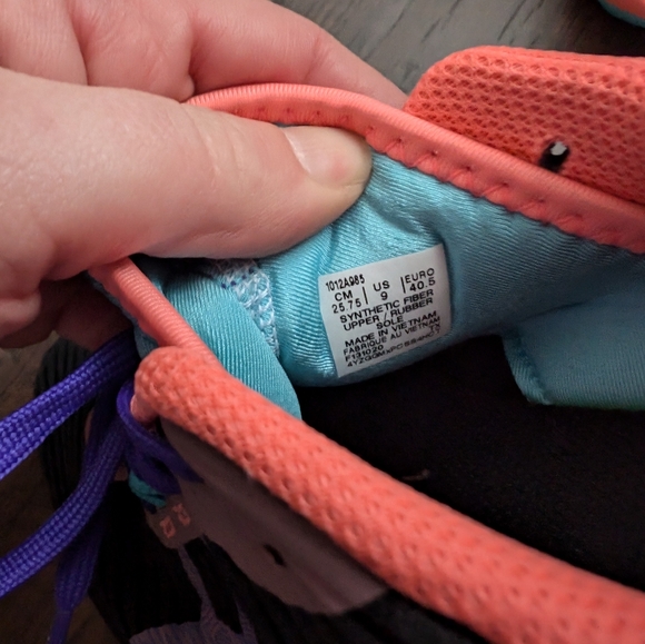 Asics tennis shoes - Picture 3 of 5